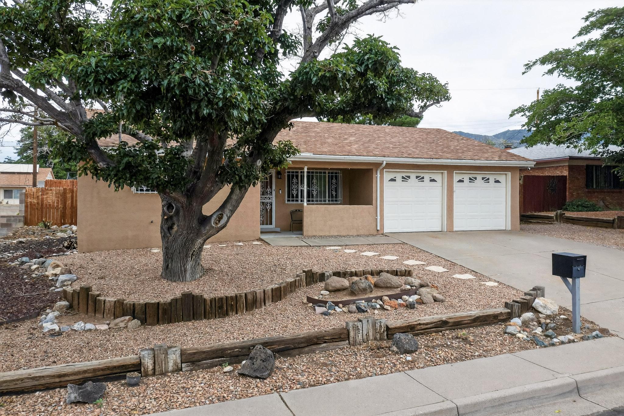 12813 Mountain View Avenue, Albuquerque NM 87123