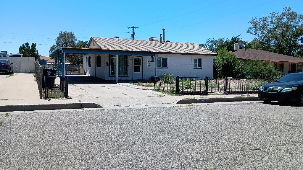 8922 CLAREMONT Avenue, Albuquerque NM 87112