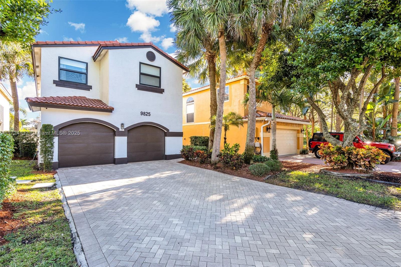 9825 Fairway Cove Ln, Plantation FL 33324