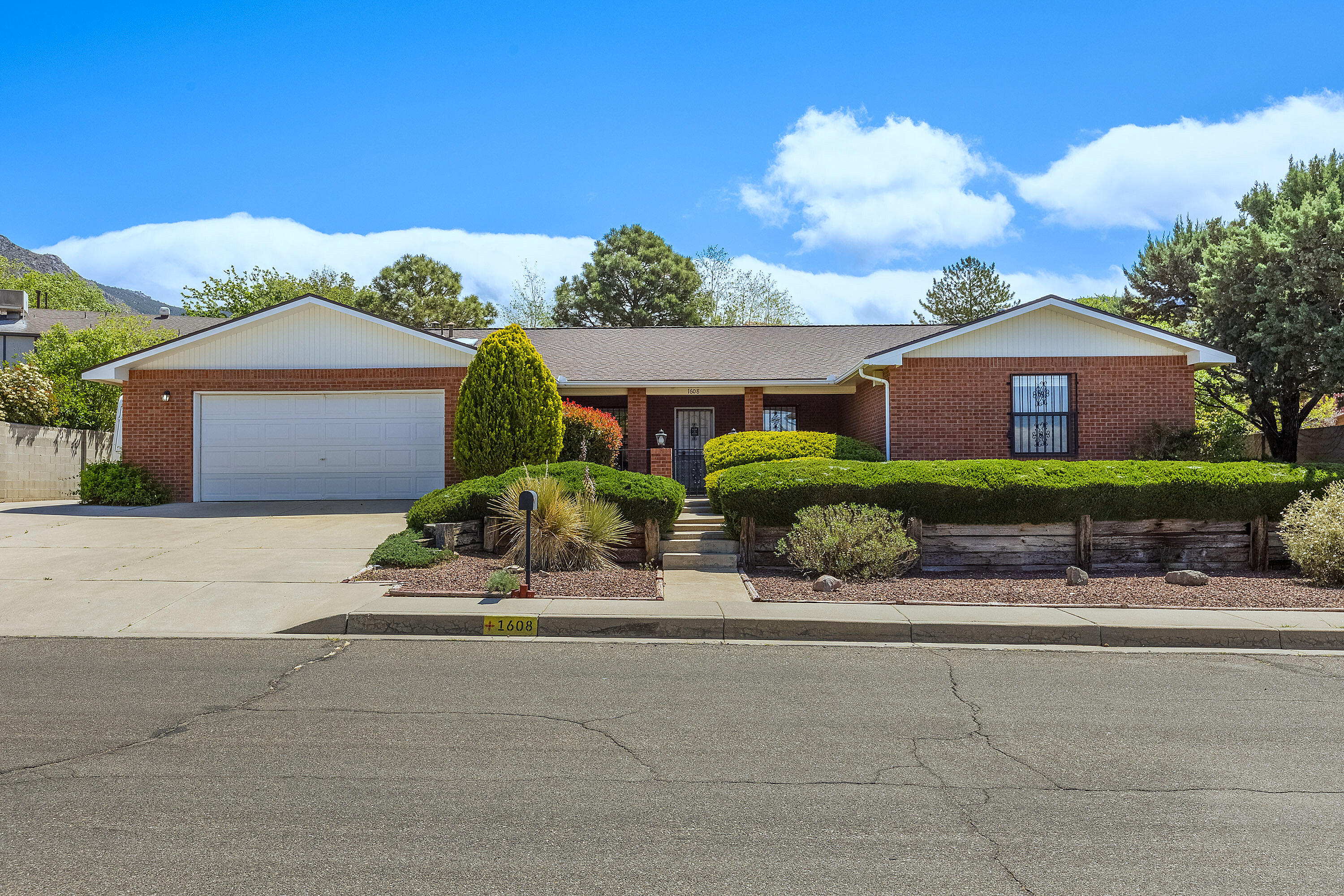 1608 VALDEZ Drive, Albuquerque NM 87112